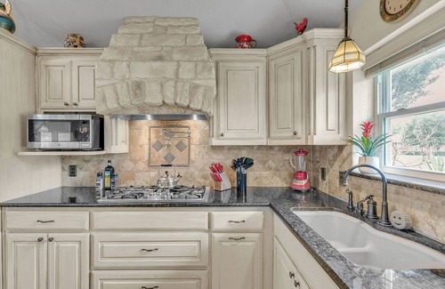 Richardson House | Lovely 4-bedroom house in Richardson with Pool