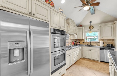 Richardson House | Lovely 4-bedroom house in Richardson with Pool