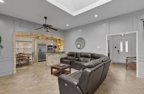 Richardson House | Lovely 4-bedroom house in Richardson with Pool