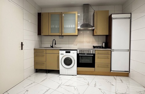 Liesing Apartment | Lovely 4BR Apt Near Kaufpark Alterlaa