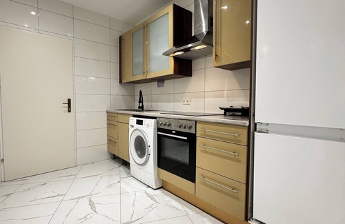 Liesing Apartment | Lovely 4BR Apt Near Kaufpark Alterlaa