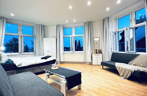 Liesing Apartment | Lovely 4BR Apt Near Kaufpark Alterlaa
