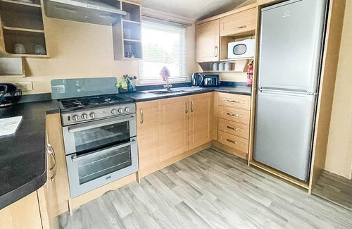 Beckingham House | Lovely 6 berth caravan with free WiFi at Steeple Bay Park ref 36118E