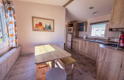 Pakefield House | Cozy 6 Berth Caravan Steps from the Beach in Suffolk