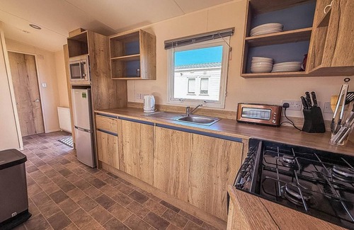 Pakefield House | Cozy 6 Berth Caravan Steps from the Beach in Suffolk