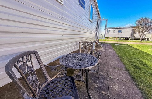 Pakefield House | Cozy 6 Berth Caravan Steps from the Beach in Suffolk