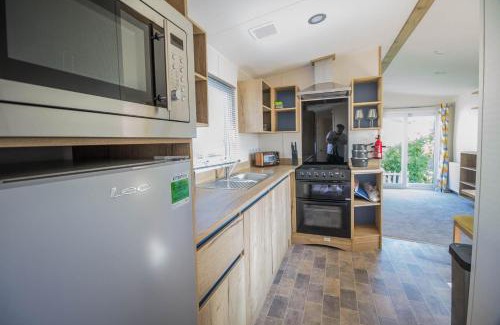 Pakefield Other | Cozy 6 Berth Caravan Steps from the Beach in Suffolk