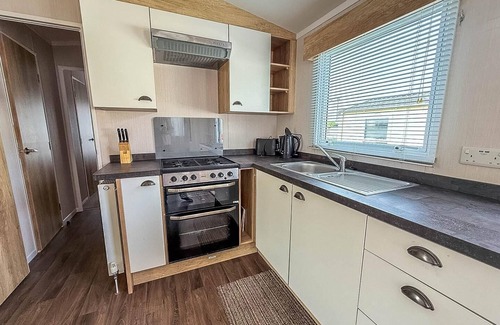 Hopton House | Inviting Caravan at Caldecott Hall Country Park, Norfolk