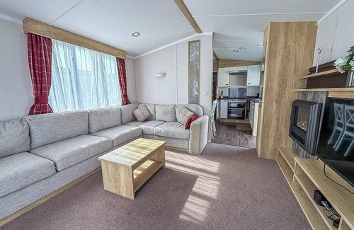 Hopton House | Inviting Caravan at Caldecott Hall Country Park, Norfolk