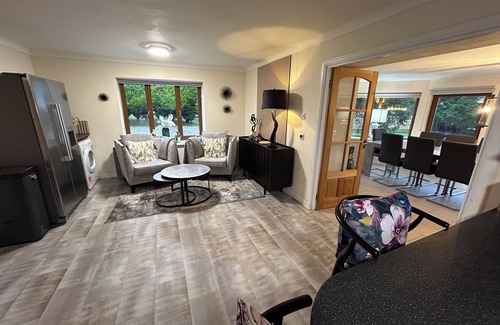 Taynuilt House | Inviting 7-Bedroom Home with Hot Tub & Garden near Oban