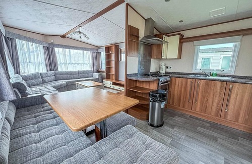 Louth House | Spacious 8 Berth Caravan at Sunnydale, Lincolnshire