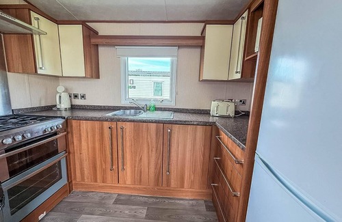 Louth House | Spacious 8 Berth Caravan at Sunnydale, Lincolnshire