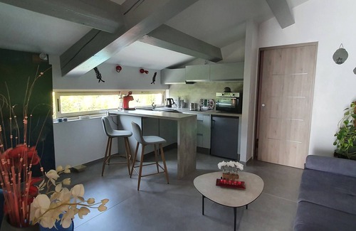 Le Lavandou Apartment | Cozy Apartment 900m from Beach with Ocean View & Breakfast