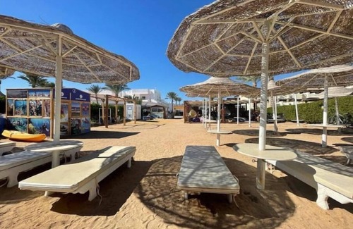 Ras Nasrani Apartment | Cozy 3-Bedroom Retreat in Pet-Friendly Sharm Hill