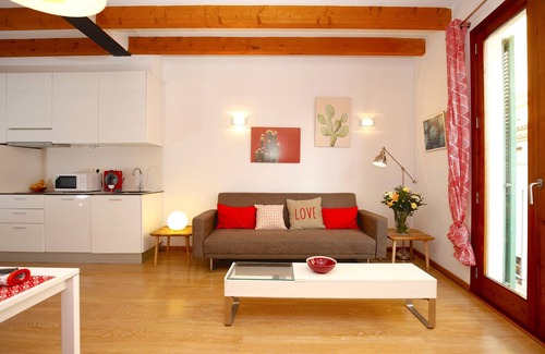 La Missio Apartment | Central Palma Apartment with Wifi, AC & Pool Access