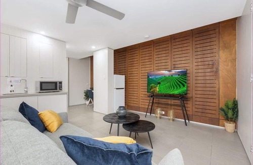 Hermit Park Apartment | Chic 1 Bed Apartment with Breakfast and Family-Friendly Amenities