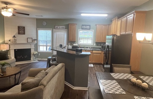 Braselton House | Cozy 3-Bedroom Townhouse with Pool & Spa Near Chateau Elan