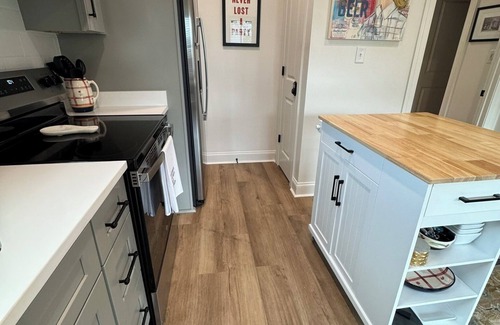 Oxford Condo | Lovely and Cozy! New 1-Bdr Condo, Sleeps 4! Come stay with Southern Sole!