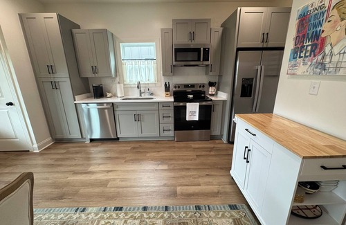 Oxford Condo | Lovely and Cozy! New 1-Bdr Condo, Sleeps 4! Come stay with Southern Sole!