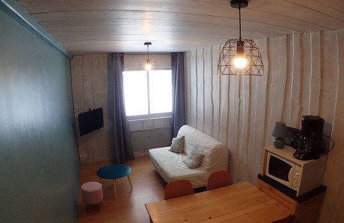 Paroisse des Monts de Bienne Apartment | Tranquil Apartment in Haut-Jura Nature Park with Breakfast