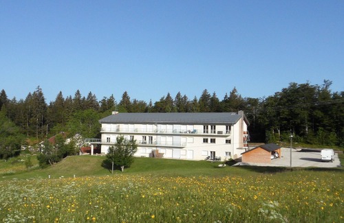 Paroisse des Monts de Bienne Apartment | Tranquil Apartment in Haut-Jura Nature Park with Breakfast