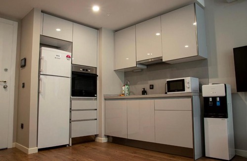 Bagcilar Apartment | Smart Apartment Near 212 Outlet Mall with Pool & Hot Tub