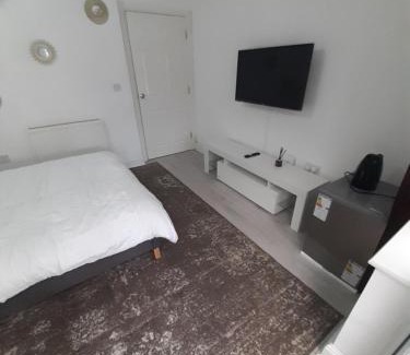 Gravesend House | Inviting Room with Conservatory – Guest Rated 10/10