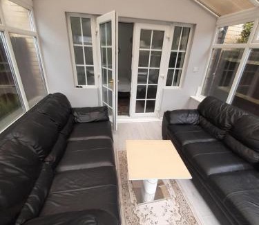 Gravesend House | Inviting Room with Conservatory – Guest Rated 10/10