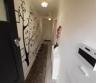 Gravesend House | Inviting Room with Conservatory – Guest Rated 10/10