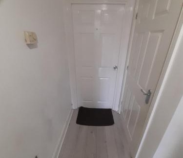 Gravesend House | Inviting Room with Conservatory – Guest Rated 10/10