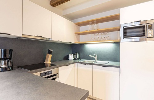 Hallerndorf Apartment | Cozy Apartment for 5 with Hot Tub and Lake View Amenities