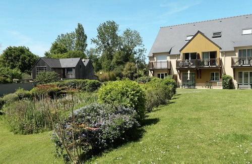 Saint-Briac-sur-Mer Apartment | Lovely apartment for 6 people with WIFI, pool, TV, terrace, pets allowed and parking