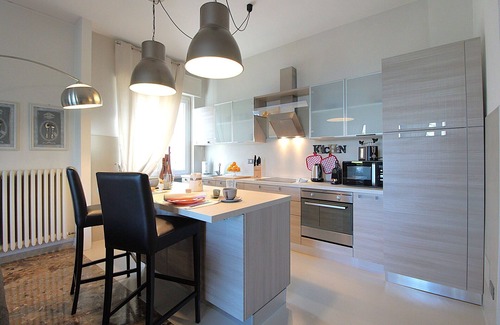 Desenzano del Garda Apartment | Lovely apartment for 6 people with WIFI, hot tub, sauna, A/C, TV and terrace, close to Sirmione