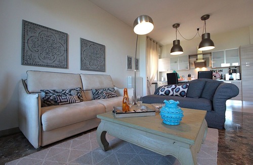 Desenzano del Garda Apartment | Lovely apartment for 6 people with WIFI, hot tub, sauna, A/C, TV and terrace, close to Sirmione