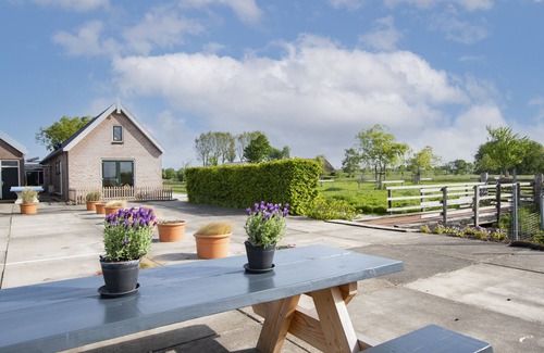 Municipality of Alphen aan den Rijn Apartment | Charming Apartment with Meadow Views & Breakfast Included