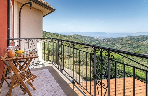 Laureana Cilento Apartment | Cozy 1 Bedroom Retreat in Laureana Cilento with Pool