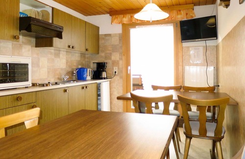 Gortipohl Apartment | Comfortable Apartment for 7 with Balcony and WIFI