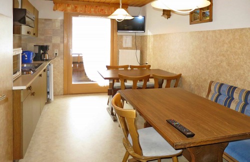 Gortipohl Apartment | Comfortable Apartment for 7 with Balcony and WIFI