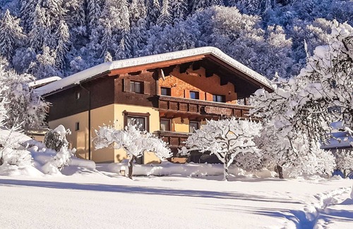 Gortipohl Apartment | Comfortable Apartment for 7 with Balcony and WIFI