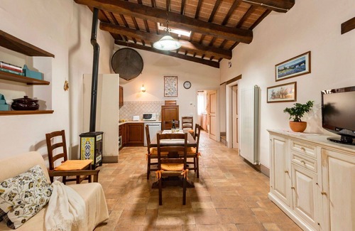 Popoltaio-Schiacciato Villa | Inviting Villa Apartment for 8 Guests with Pool and WiFi