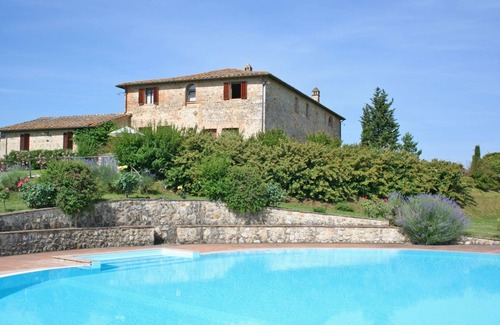Monteroni d'Arbia Apartment | Ideal Apartment for 4 with Pool and Panoramic Views Near Siena