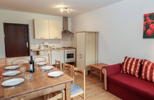 Muhldorf Apartment | Ideal Apartment for 8 with Balcony, Kitchen & Free WIFI