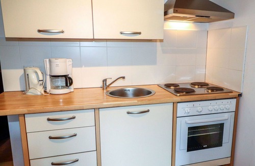 Muhldorf Apartment | Ideal Apartment for 8 with Balcony, Kitchen & Free WIFI