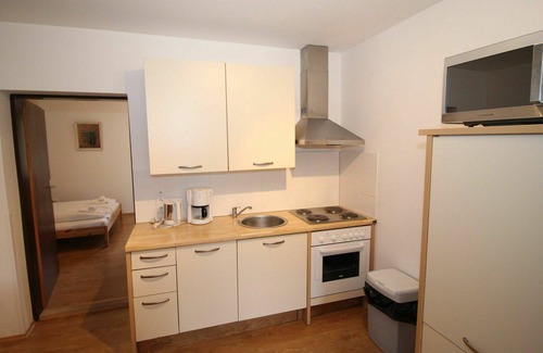 Muhldorf Apartment | Ideal Apartment for 8 with Balcony, Kitchen & Free WIFI