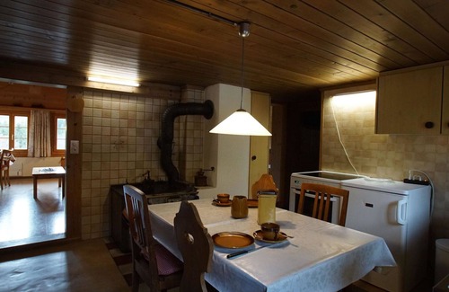 Boltigen Apartment | Comfortable Apartment for 5 with WIFI, Balcony & Parking