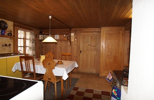 Boltigen Apartment | Comfortable Apartment for 5 with WIFI, Balcony & Parking