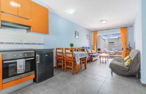 Bahia Calma Apartment | Bright Beachside Apartment with Garden, Terrace & Wi-Fi