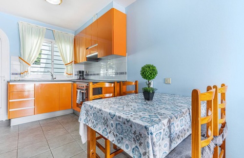 Bahia Calma Apartment | Bright Beachside Apartment with Garden, Terrace & Wi-Fi