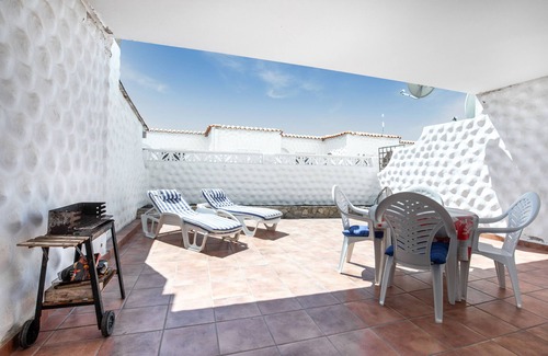 Bahia Calma Apartment | Bright Beachside Apartment with Garden, Terrace & Wi-Fi