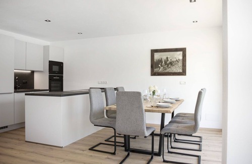 Oberau Wildschonau Apartment | Cozy Apartment for 7 with WIFI, Balcony & Parking